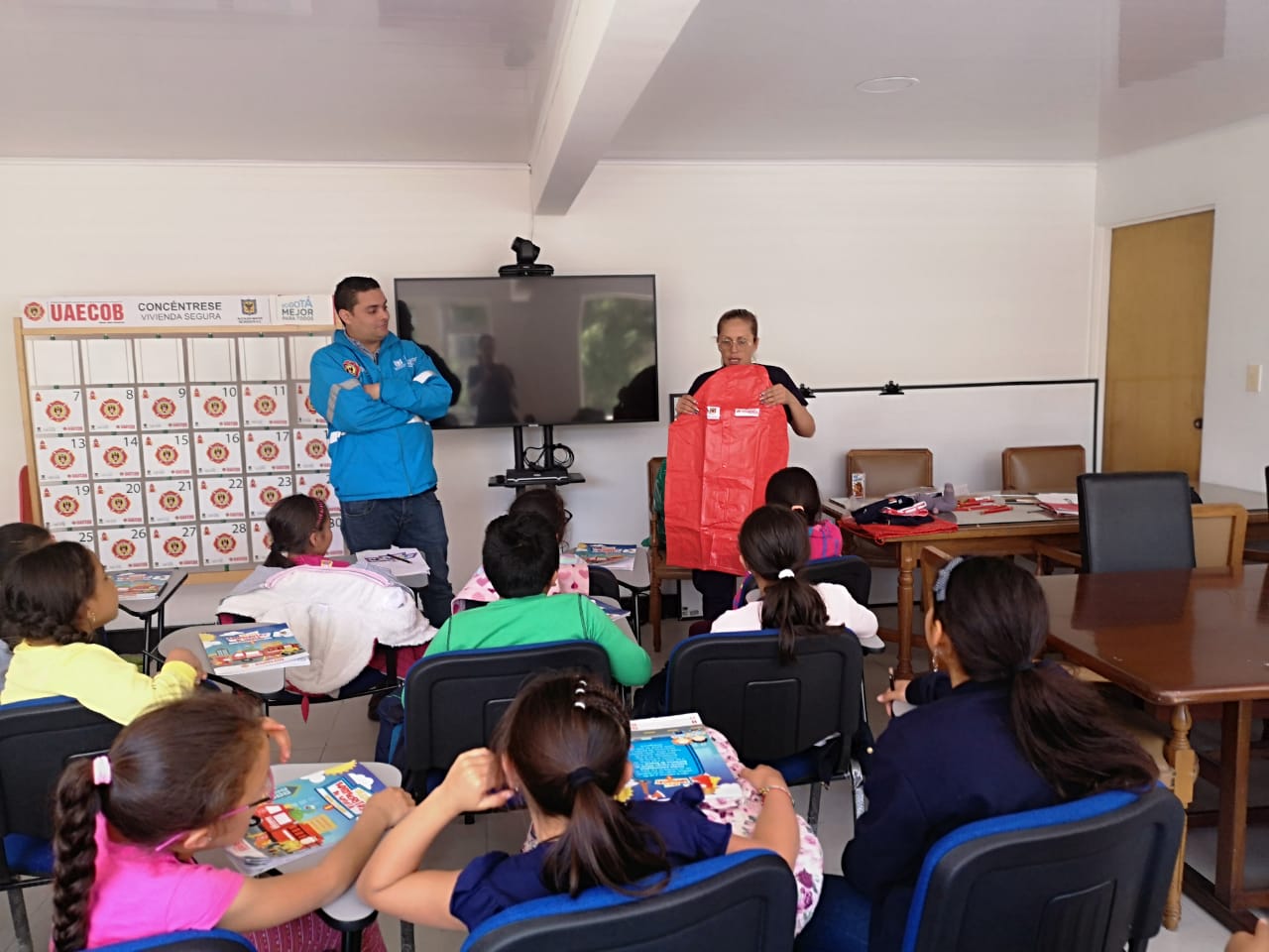 foto de hombre explicandoles a los niños y niñas