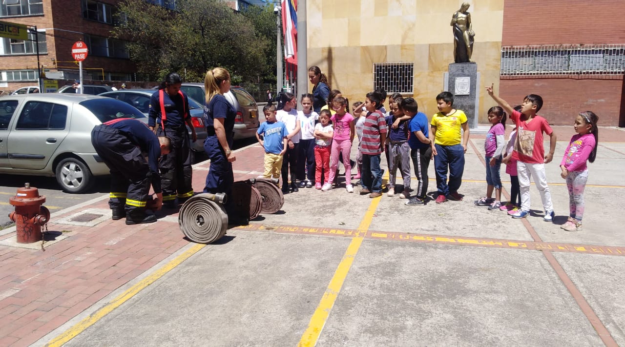 foto de niños y niñas y bomberos