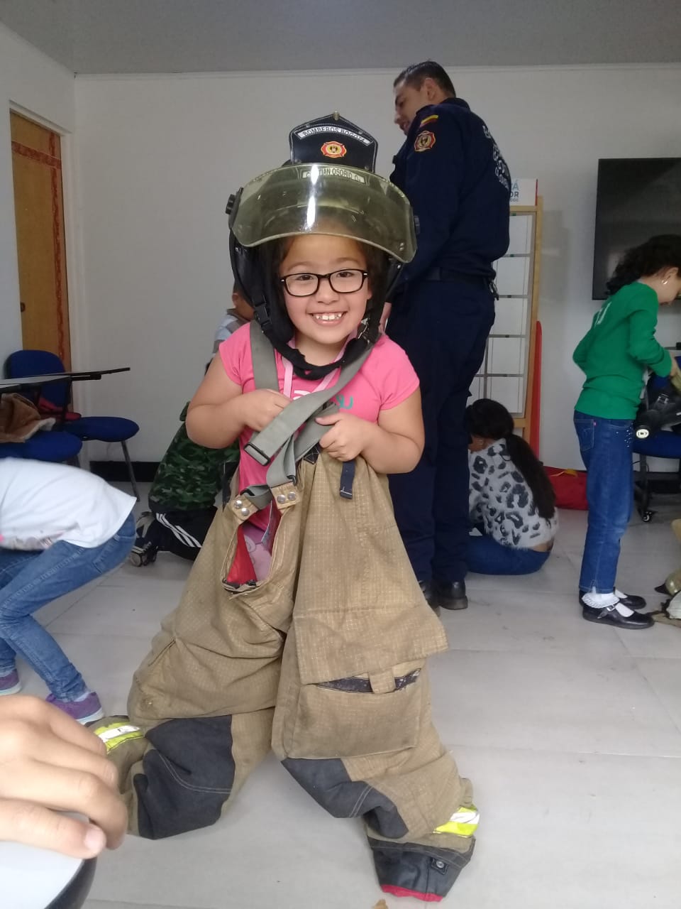 foto de niña con traje de bombero