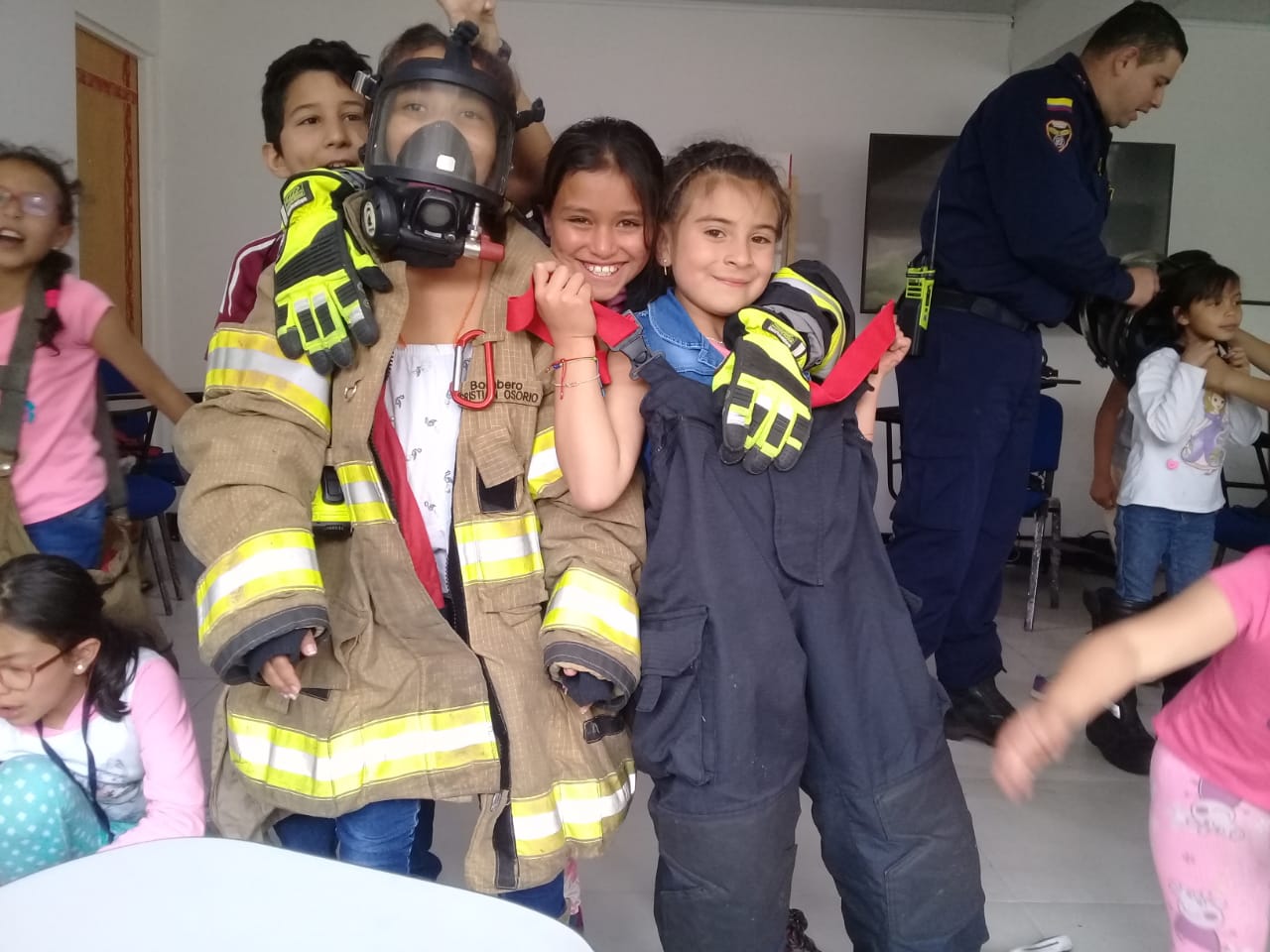 fotos de niños con trajes de bomberos