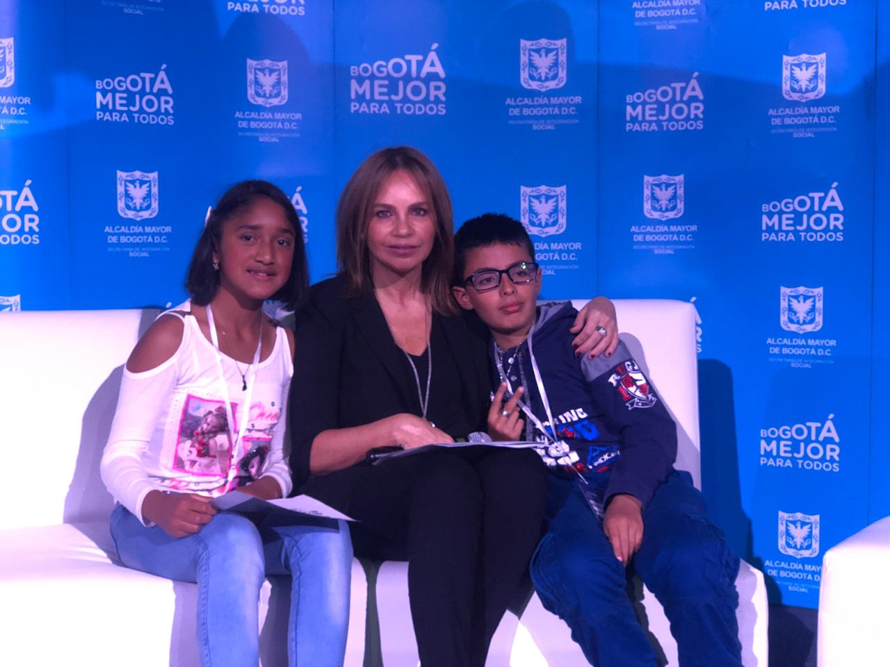 foto de secretaria con una niña y un niño