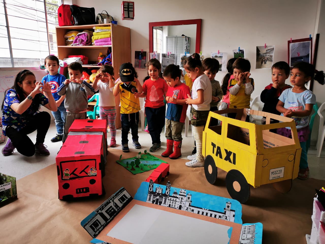 Fotos de niños y niñas jugando