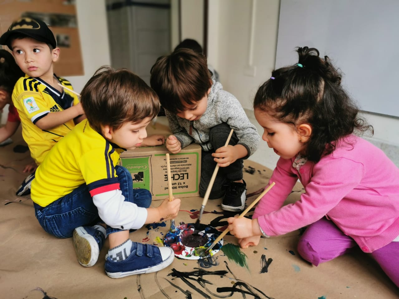 foto de niños pintando