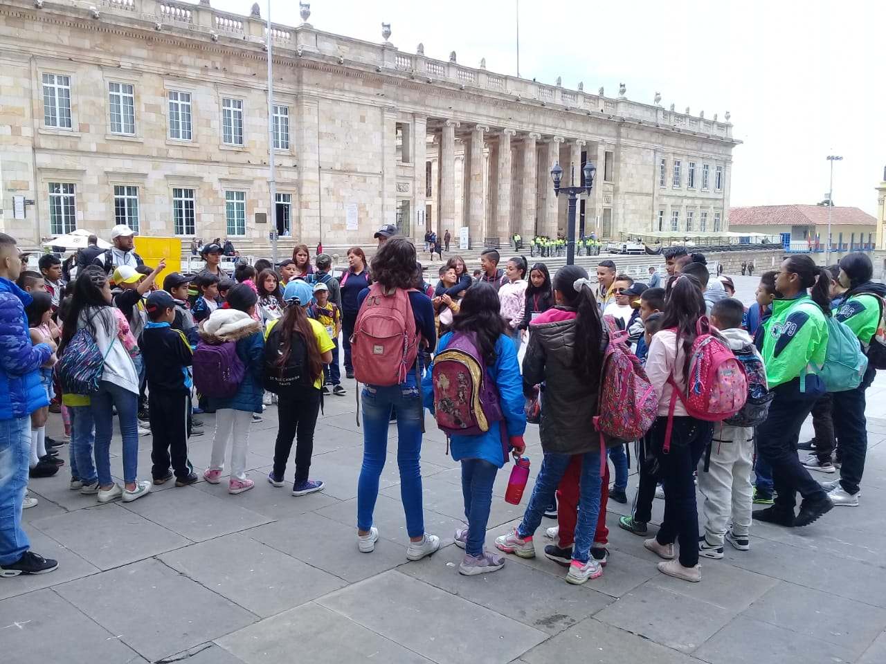 Niños y niñas en la plaza de bolivar