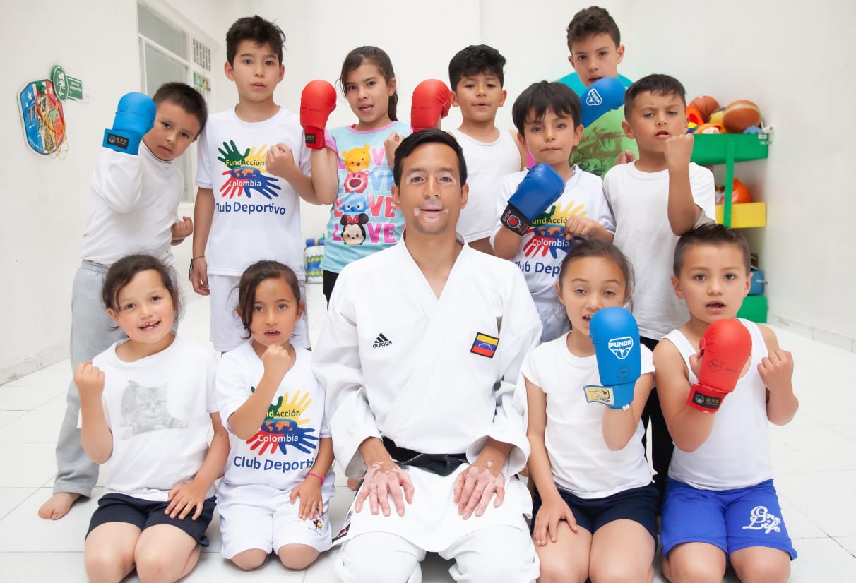 foto de maestro y estudiantes de artes marciales