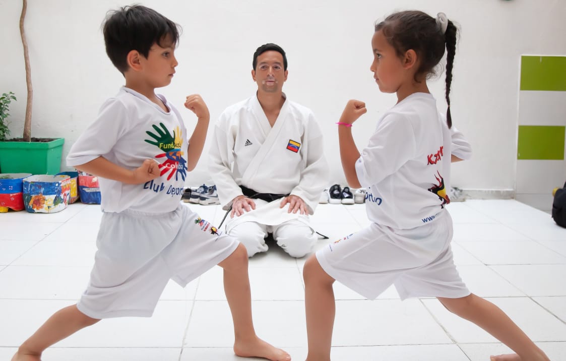 foto de niños practicando arte marcial