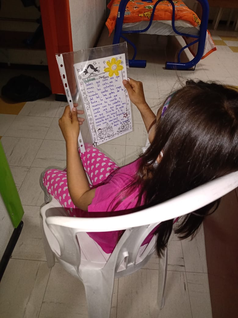 foto de niña leyendo