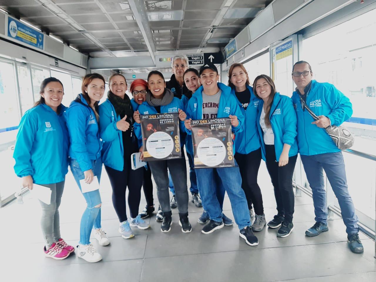 foto de funcionarios en trasmilenio
