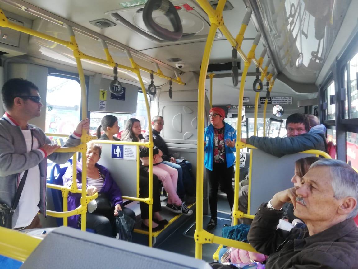 foto de funcionario en bus de trasmilenio