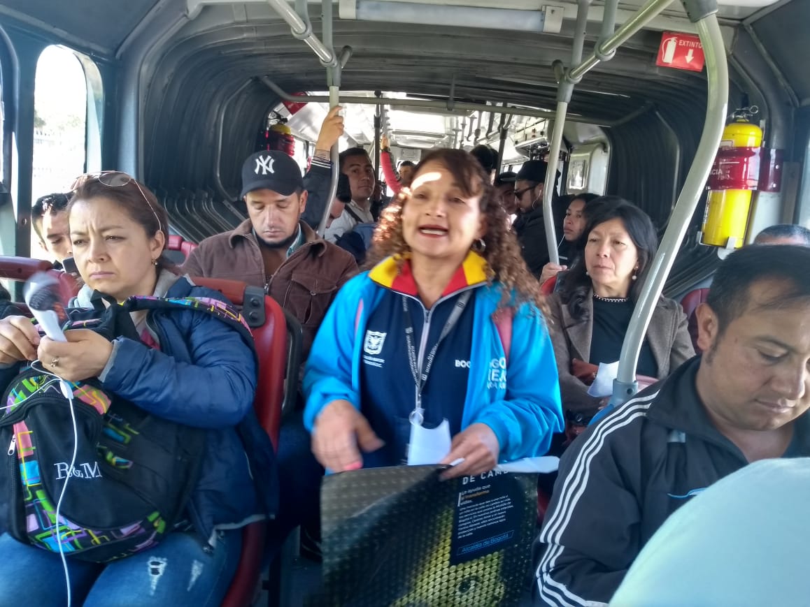 funcionaria en bus de trasmilenio