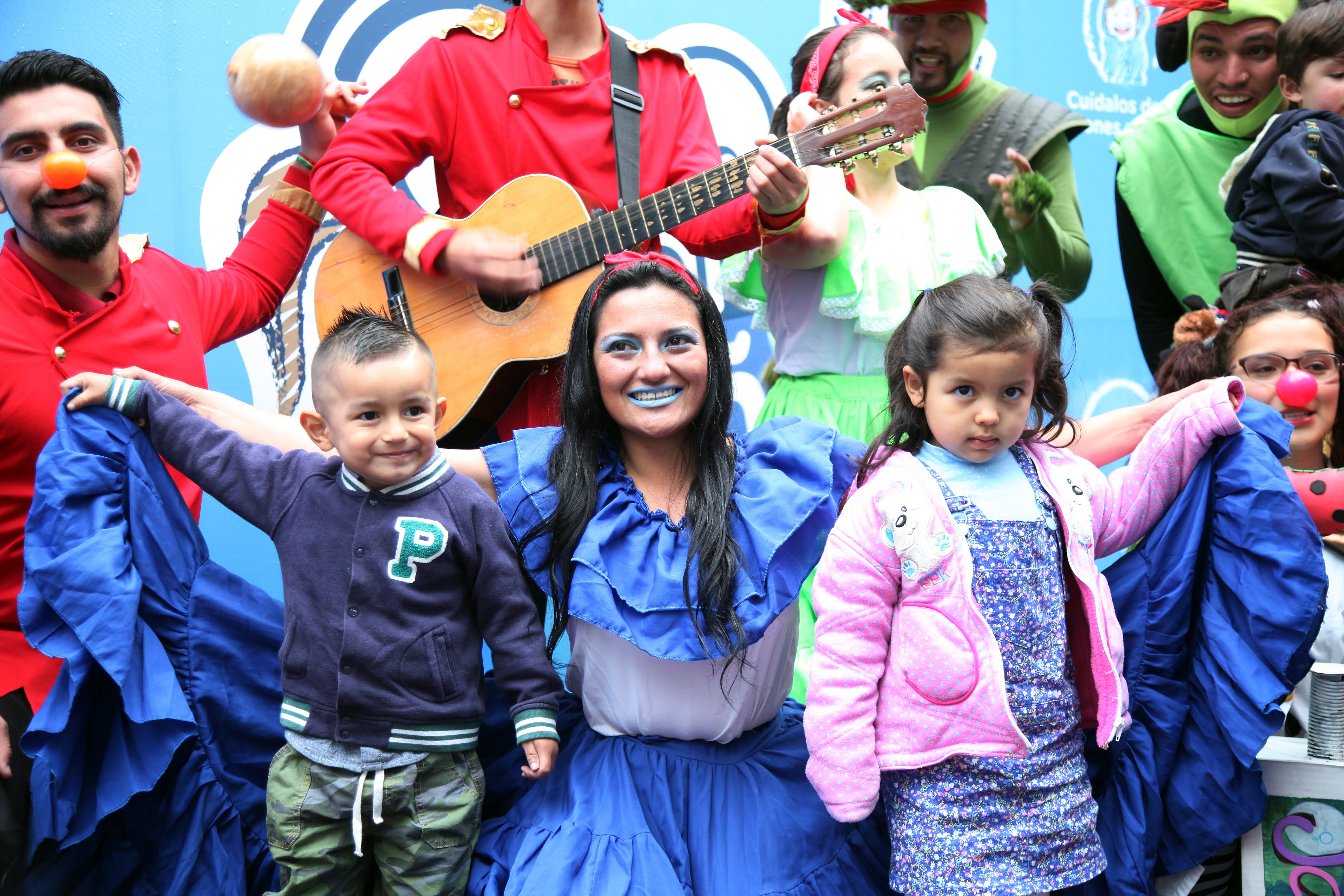 foto de profesora con sus alumnos