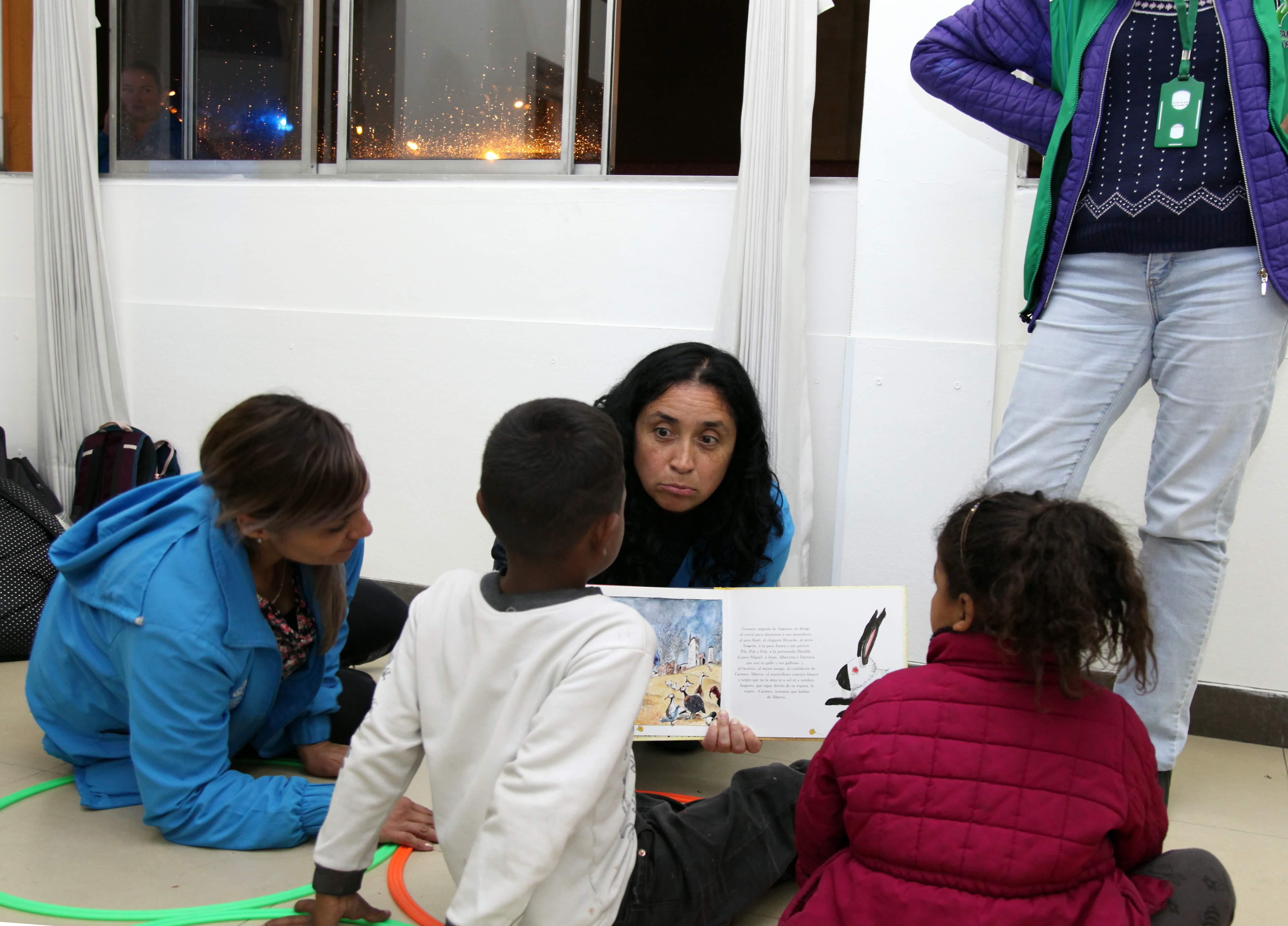 foto de funcionarios leyendo cuentos a niños