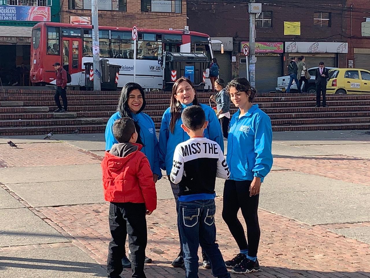 foto de funcionarios con niños