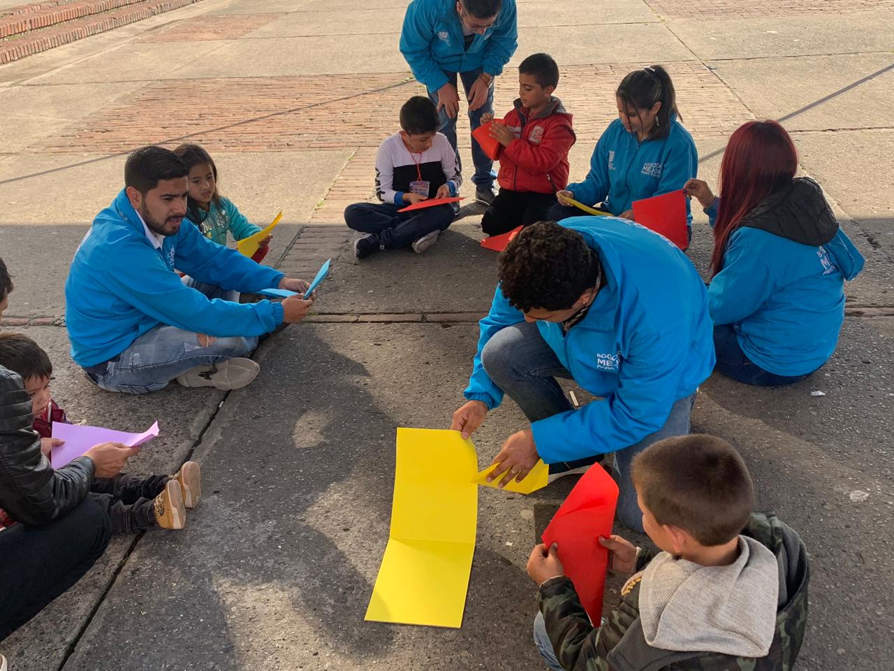 foto de funcionarios jugando con niños y niñas
