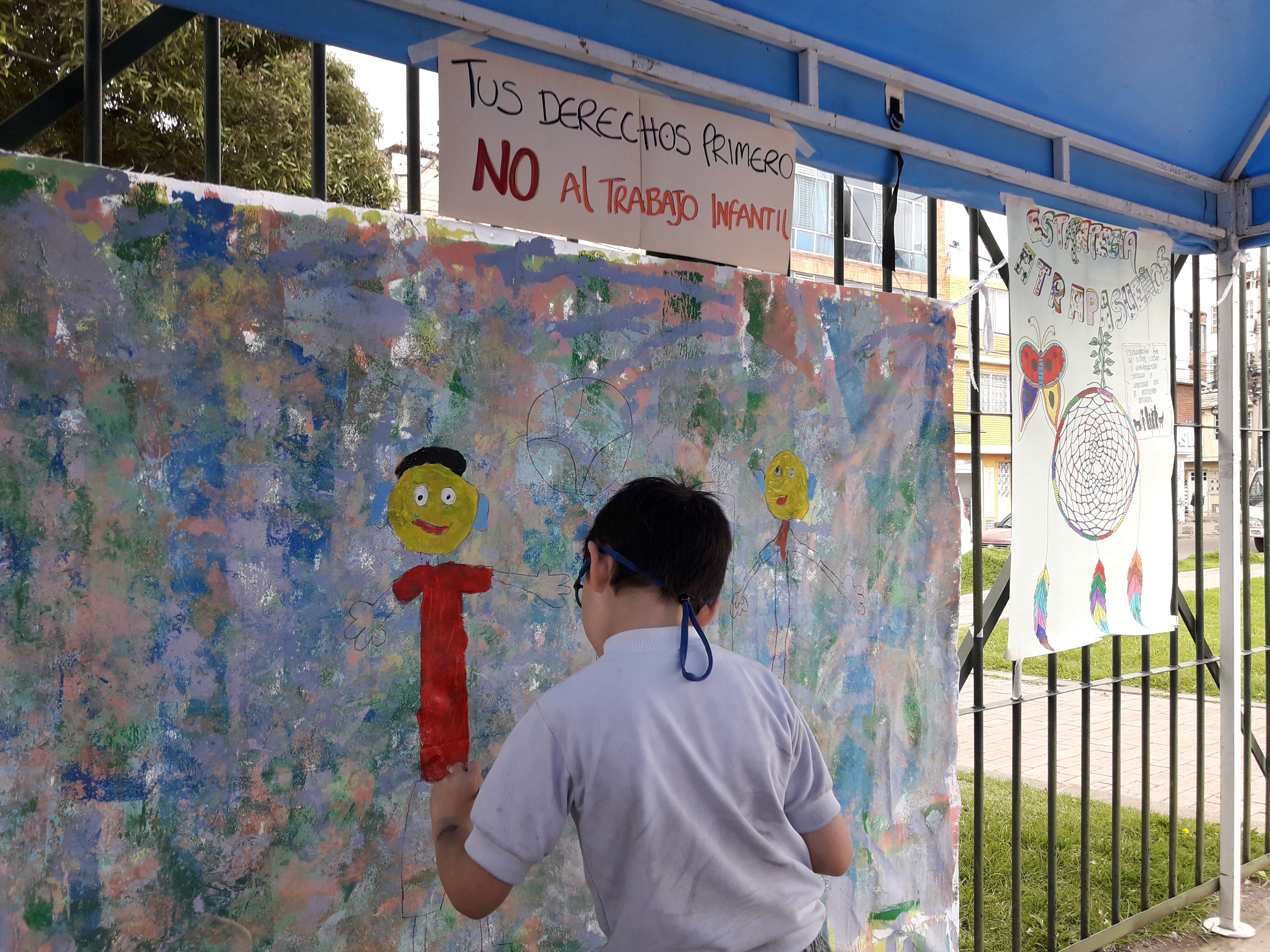 foto de niño pintando