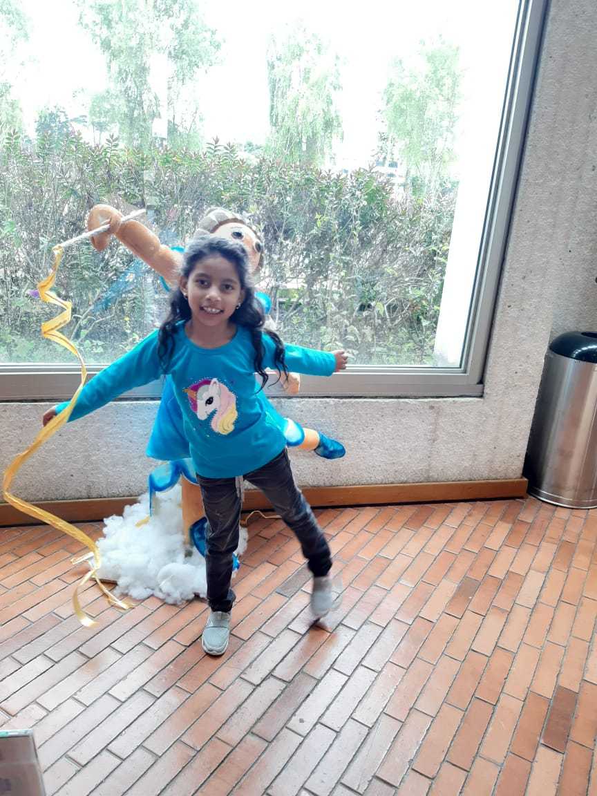 foto de niña jugando
