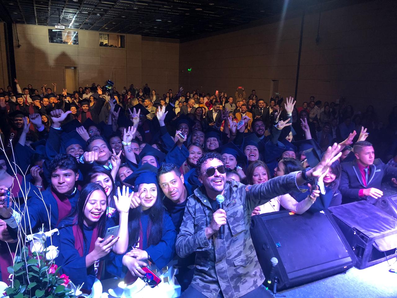 foto de graduados con andres cepeda