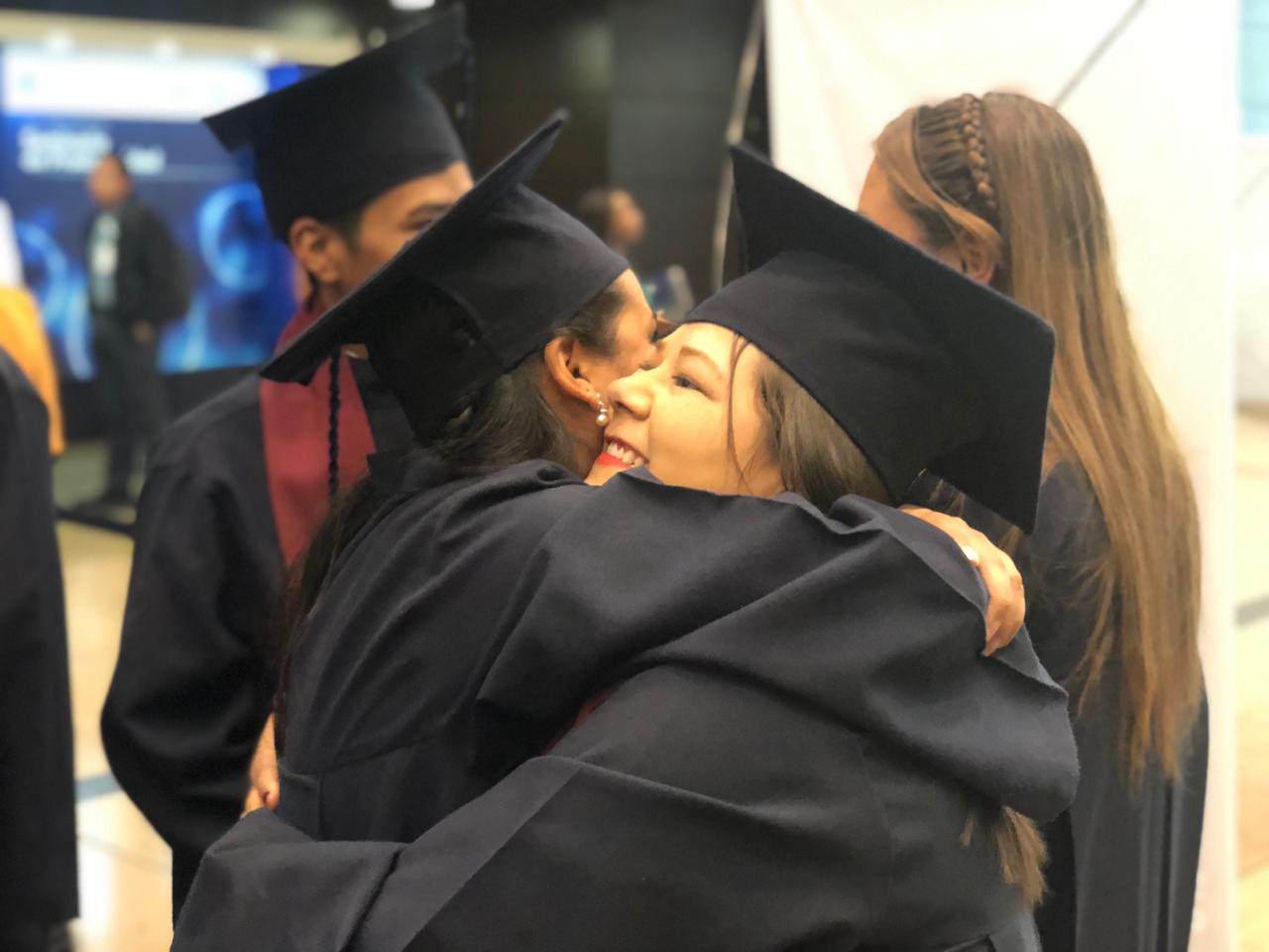 foto de madre con su hija graduada