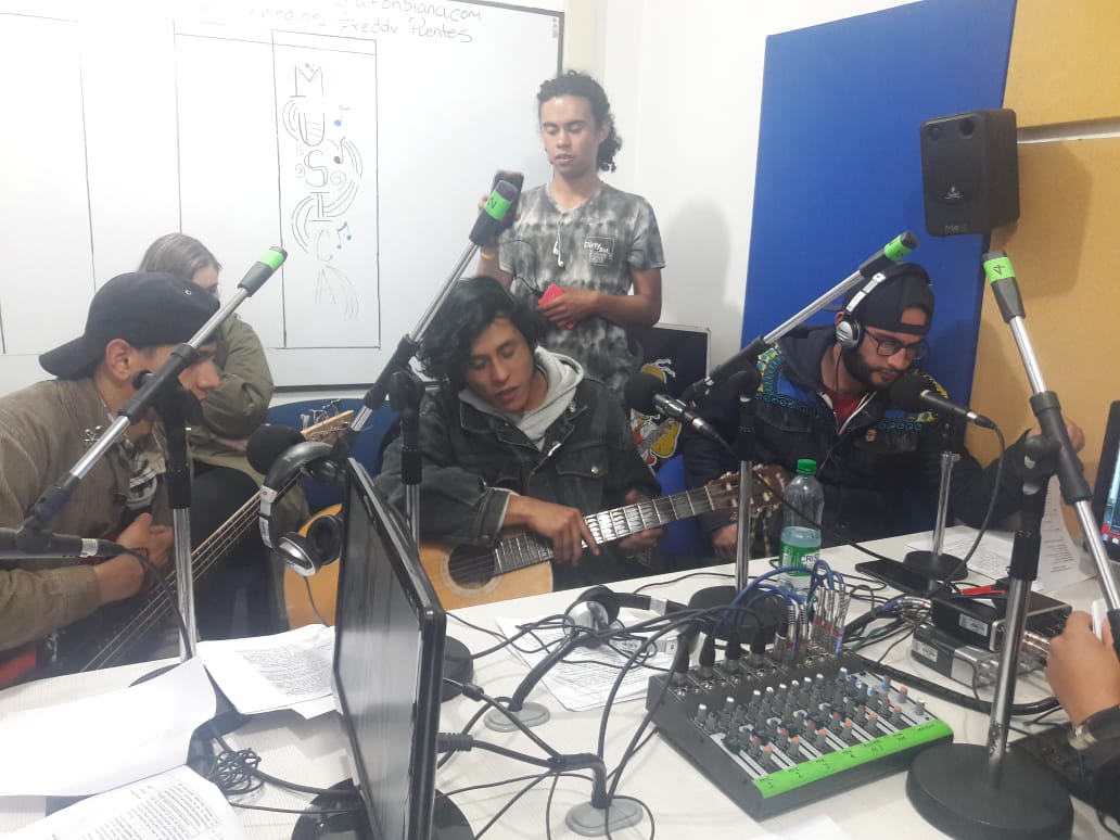foto de jovenes haciendo radio