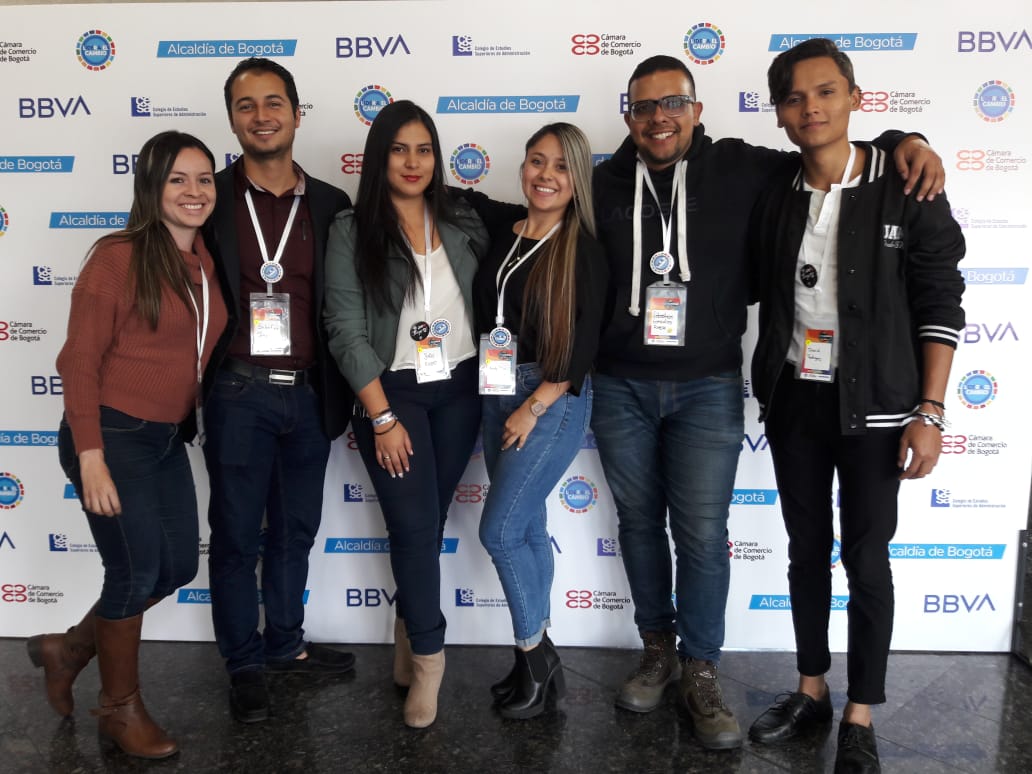 foto de jovenes posando para la foto