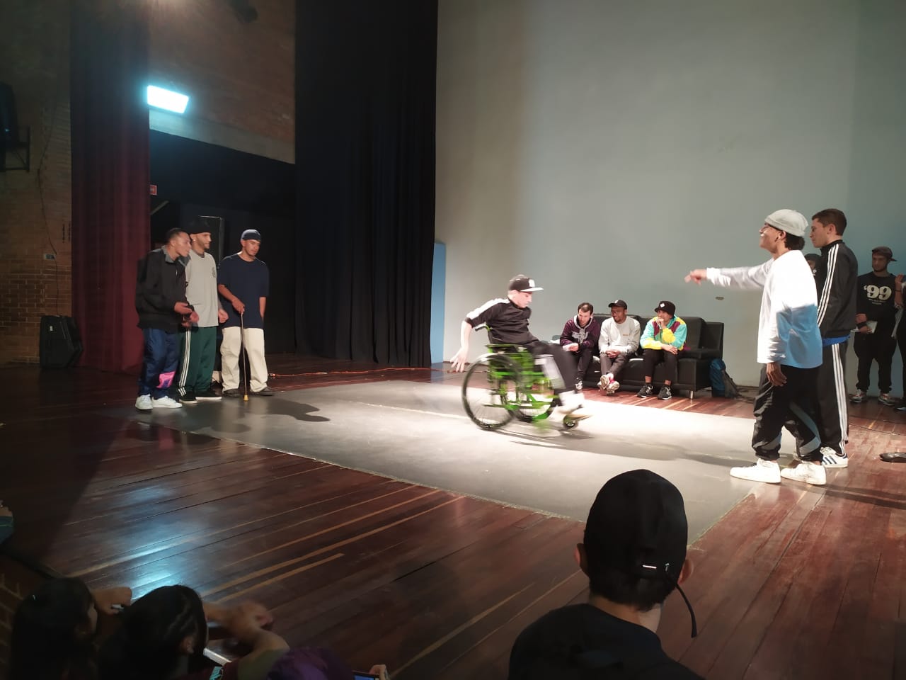 foto de jovenes bailando