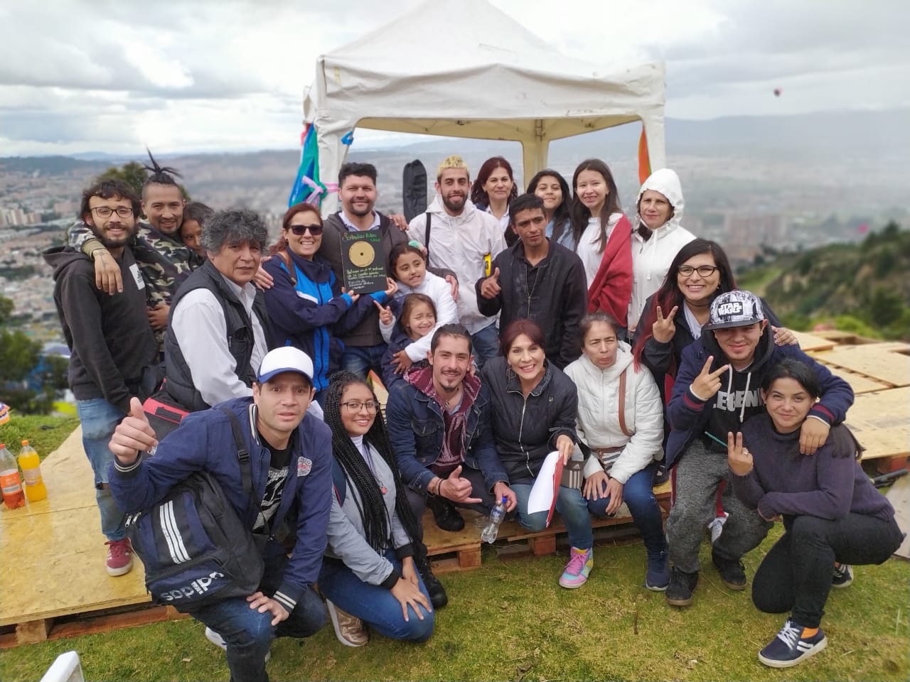foto de jovenes posando para la foto