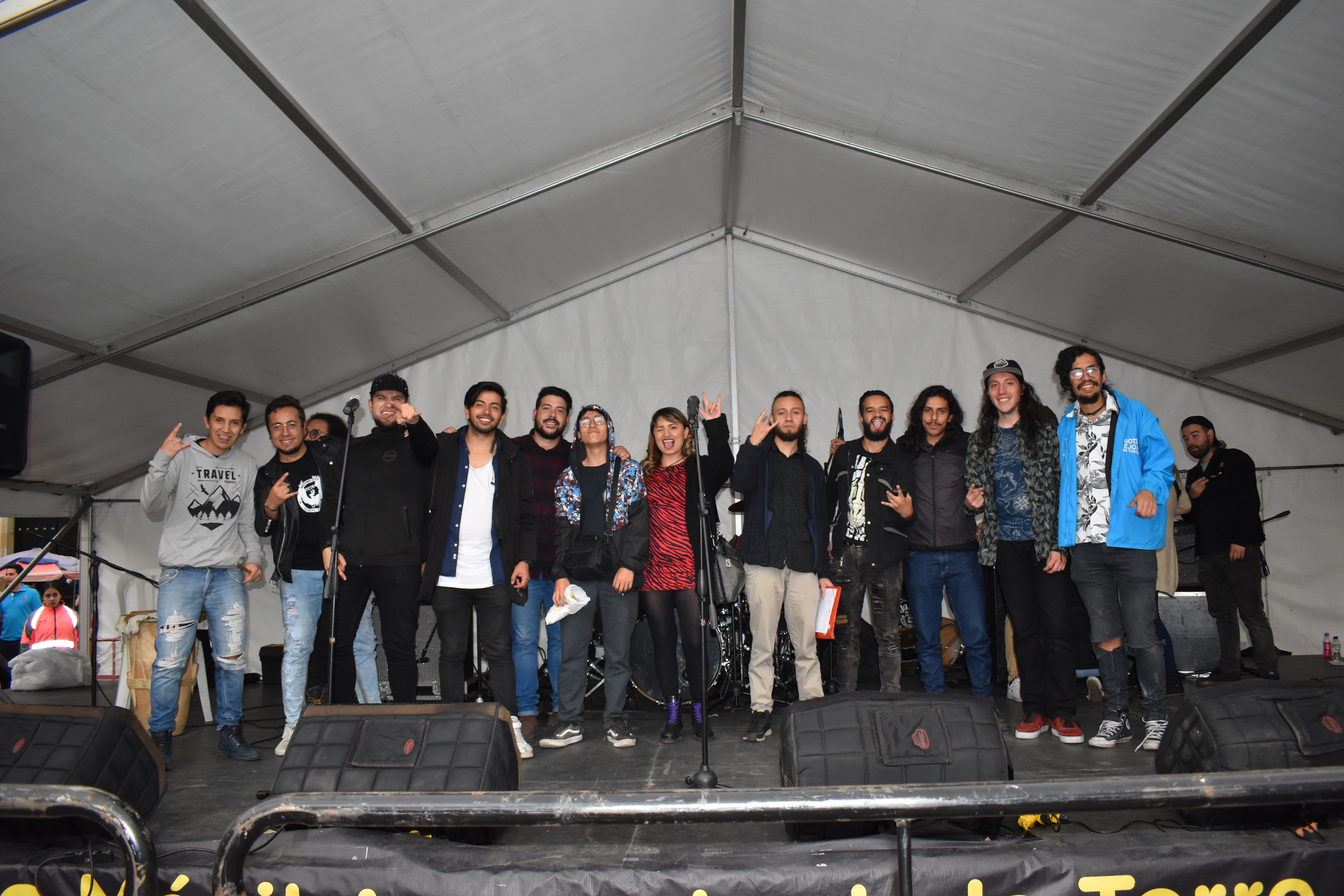 foto de jovenes posandoo