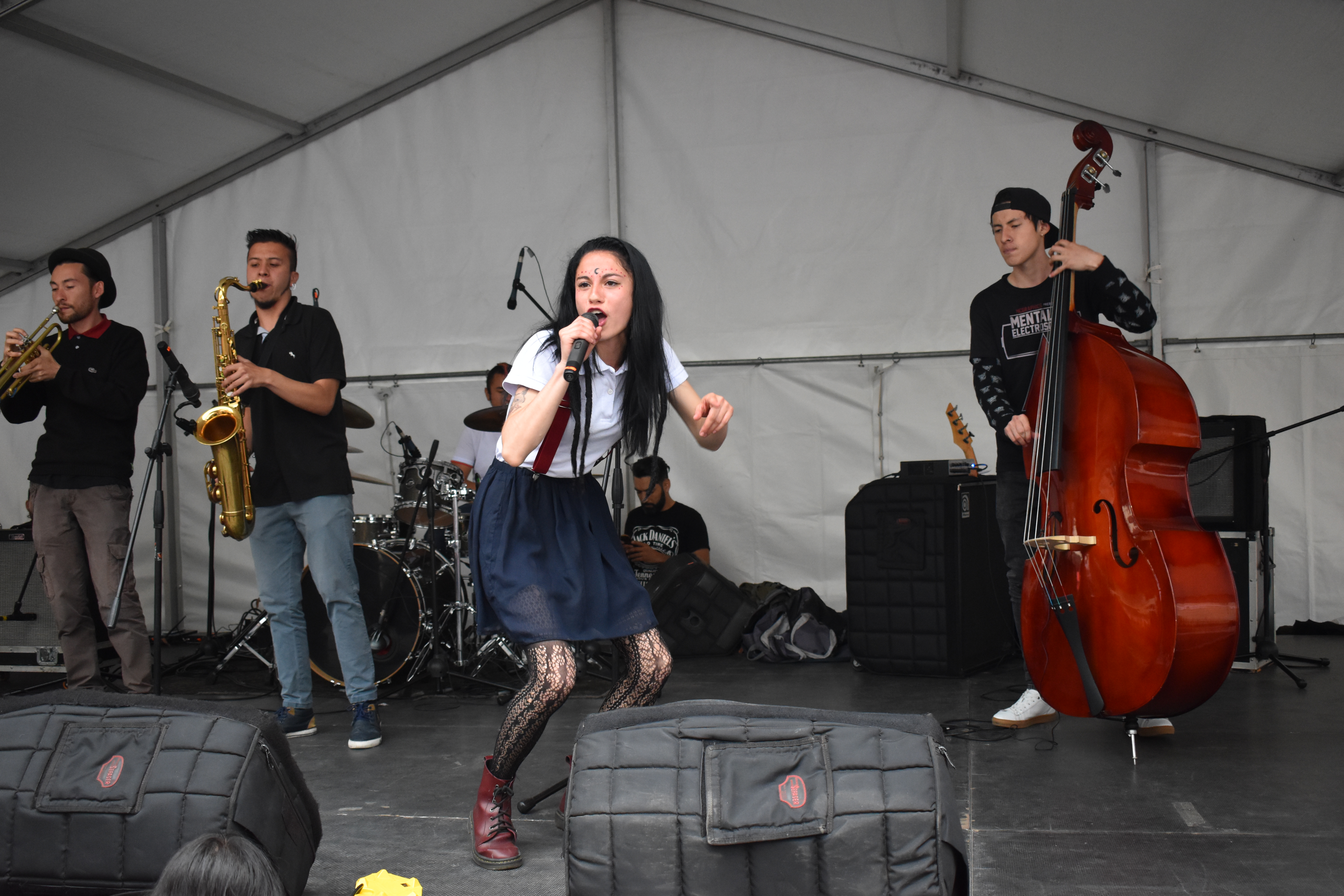 foto de mujer cantando con orquesta