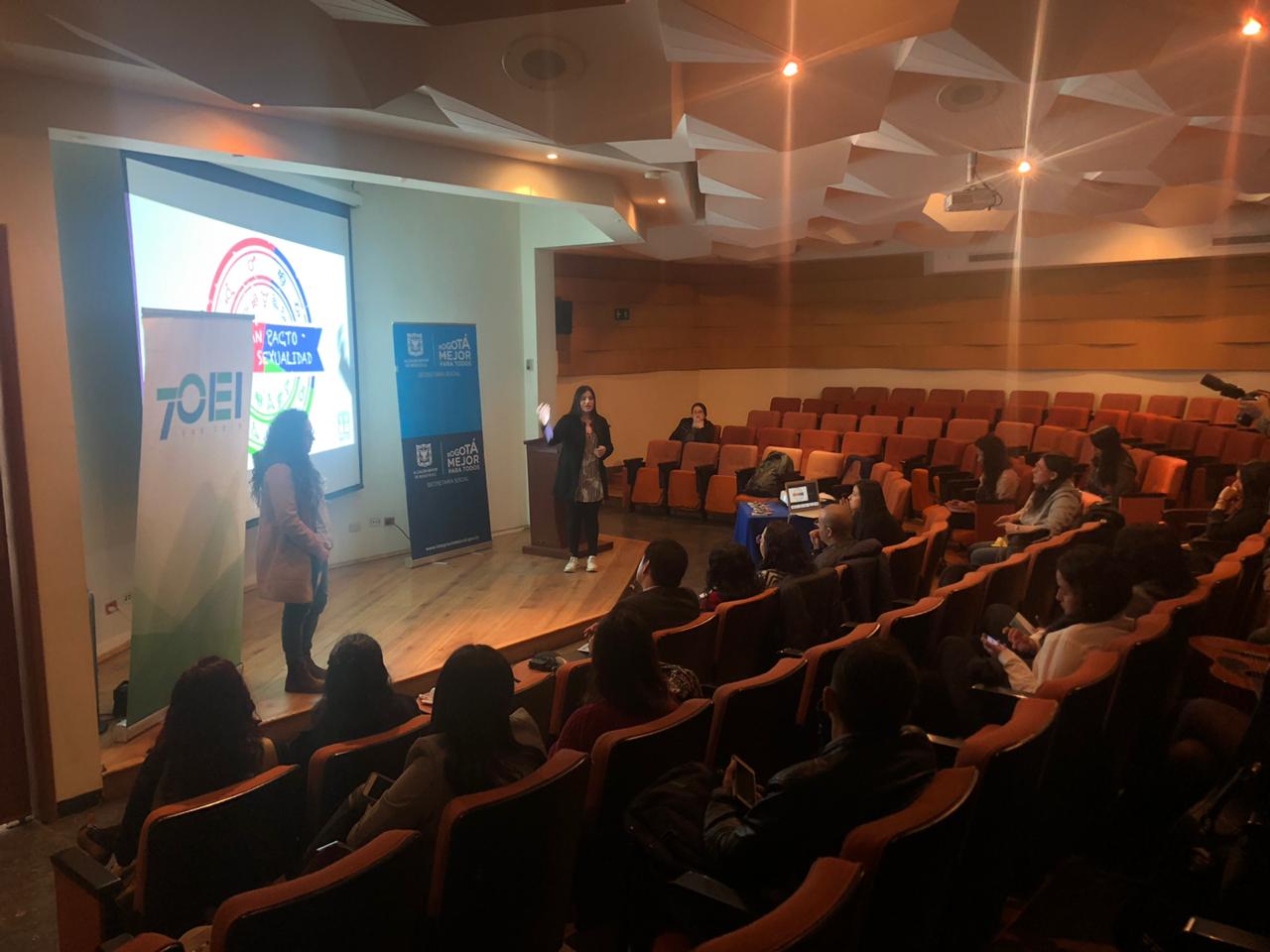 foto de funcionarios en auditorio