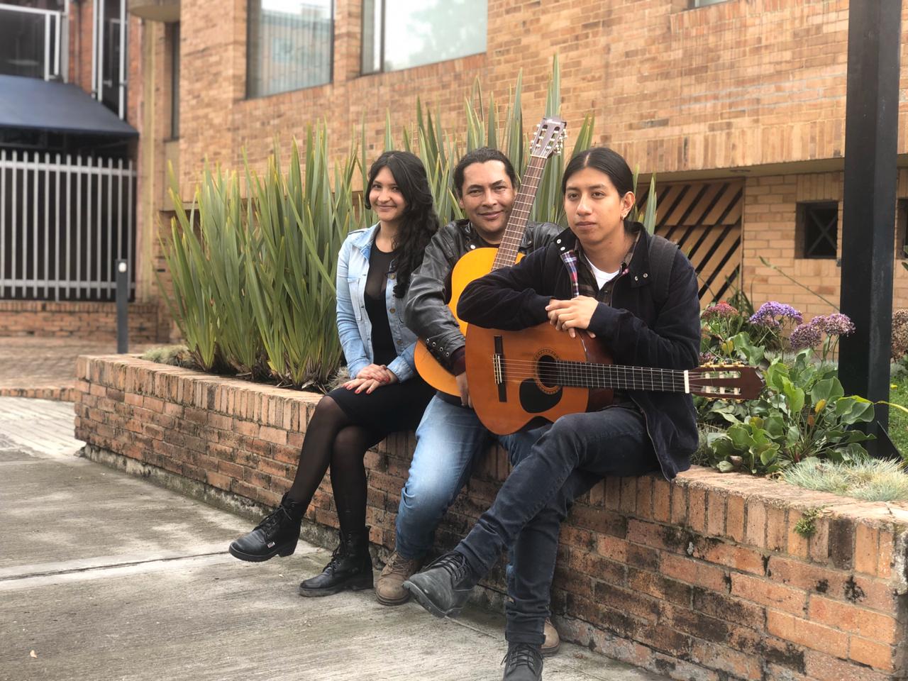 foto de 3 jovenes musicos