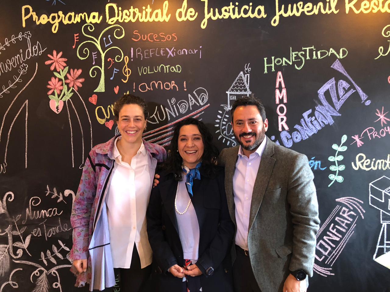 foto de secretaria con funcionarios