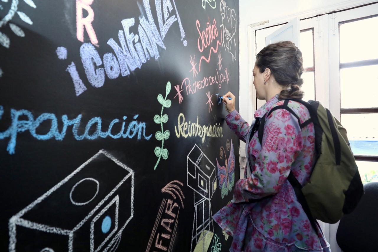 foto de secretaria firmando pared