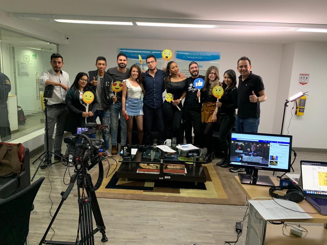 foto de director de juventud con jovenes