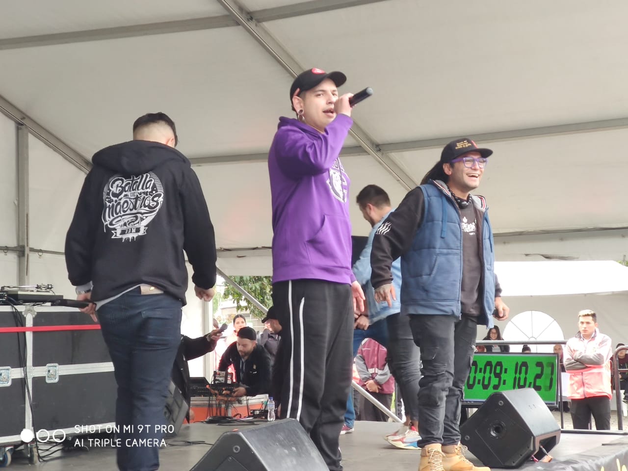 jovenes cantando