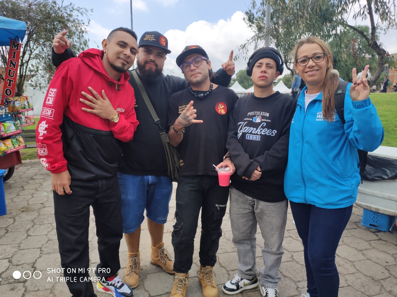 jovenes con funcionario publico