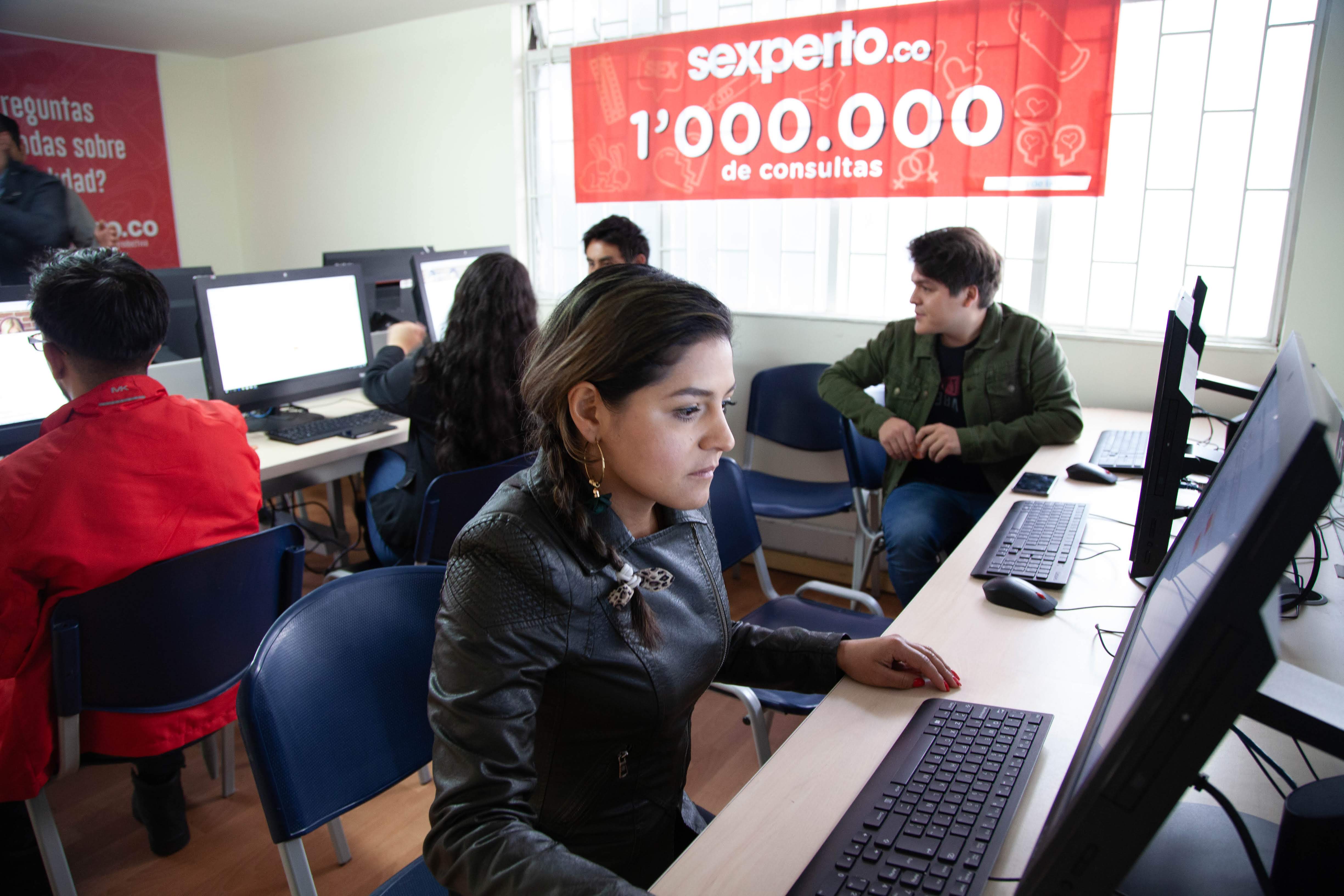foto de mujer frente a una computadora