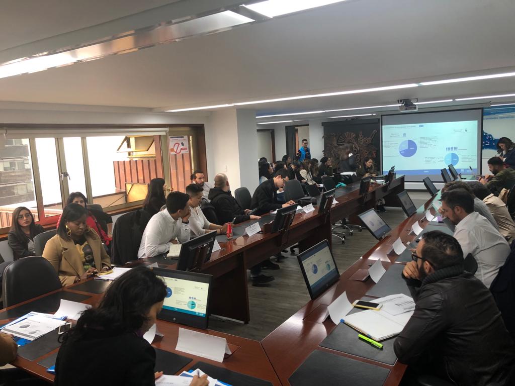 foto de sala de juntas con funcionarios