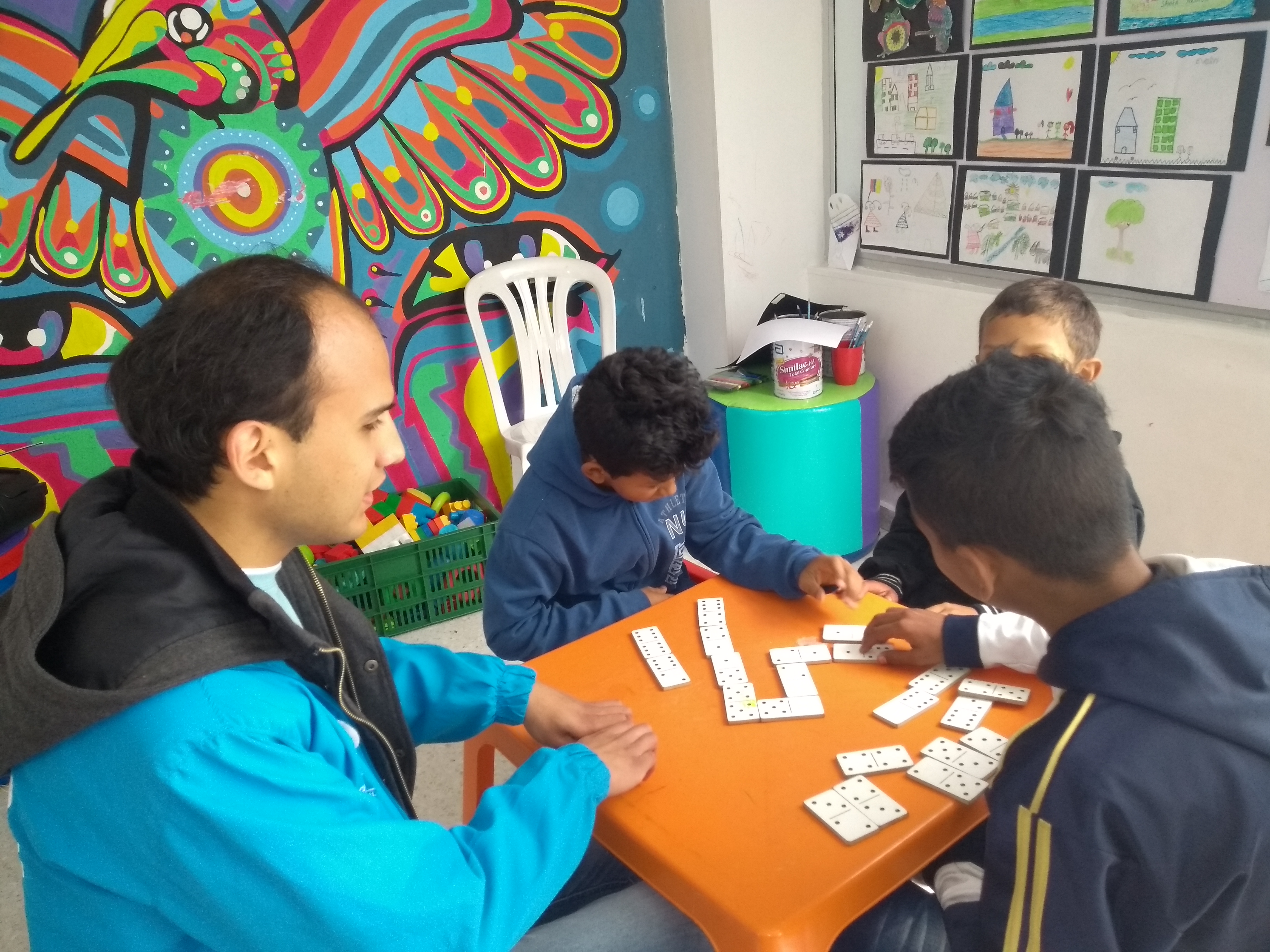 foto de niños con funcionarios