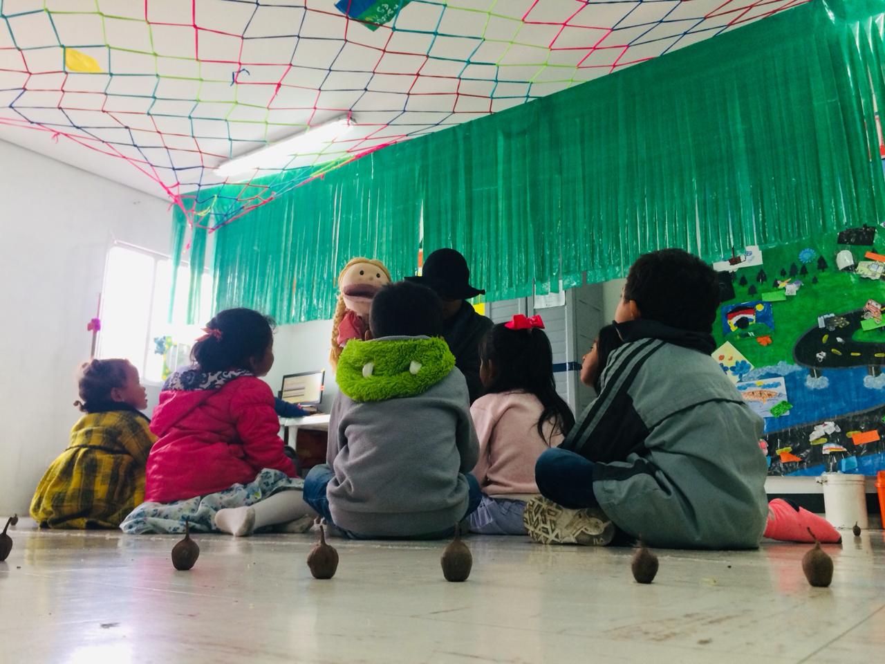 foto de niños de espalda