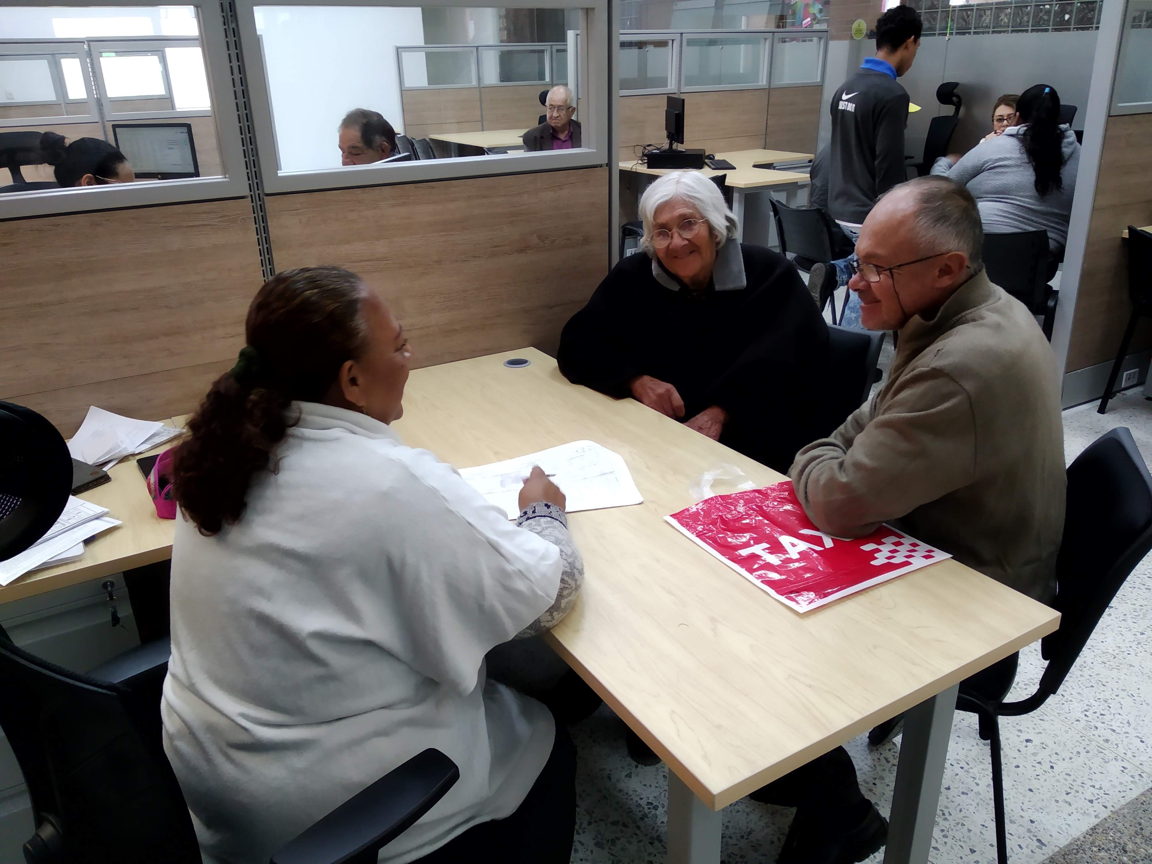 foto de personas adultas sentadas