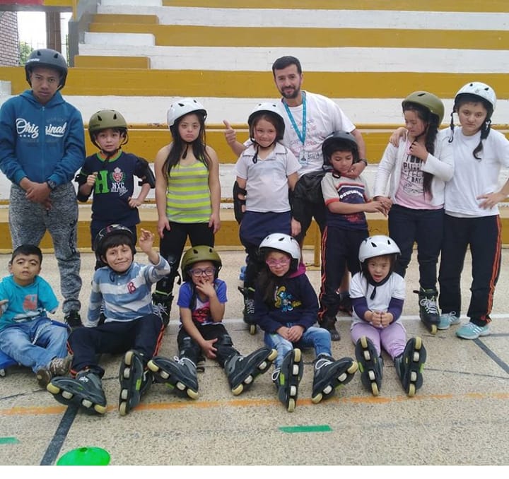 fotos de niños y niñas en patines