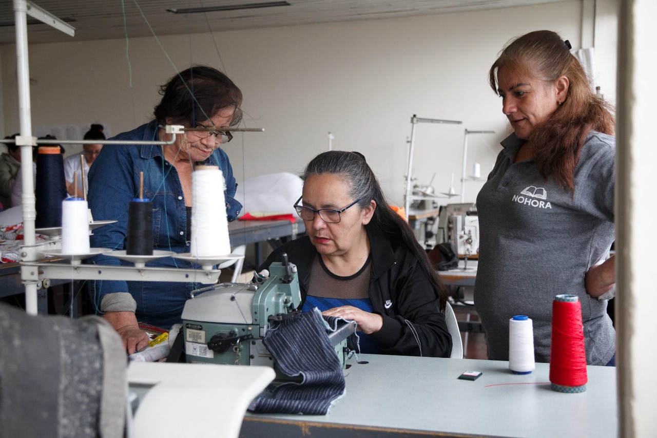 foto de mujeres cociendo