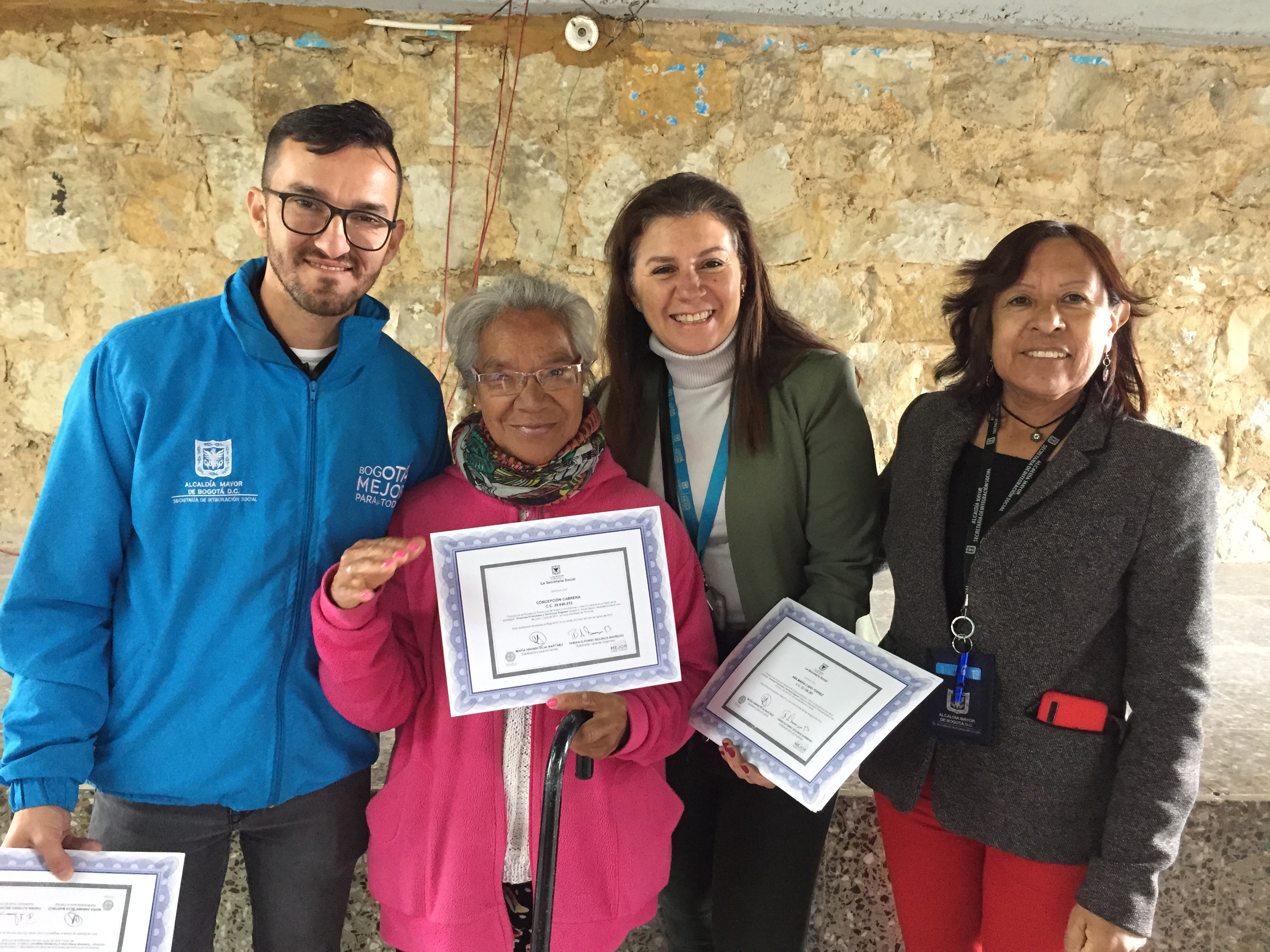 foto de mujeres con diplomas