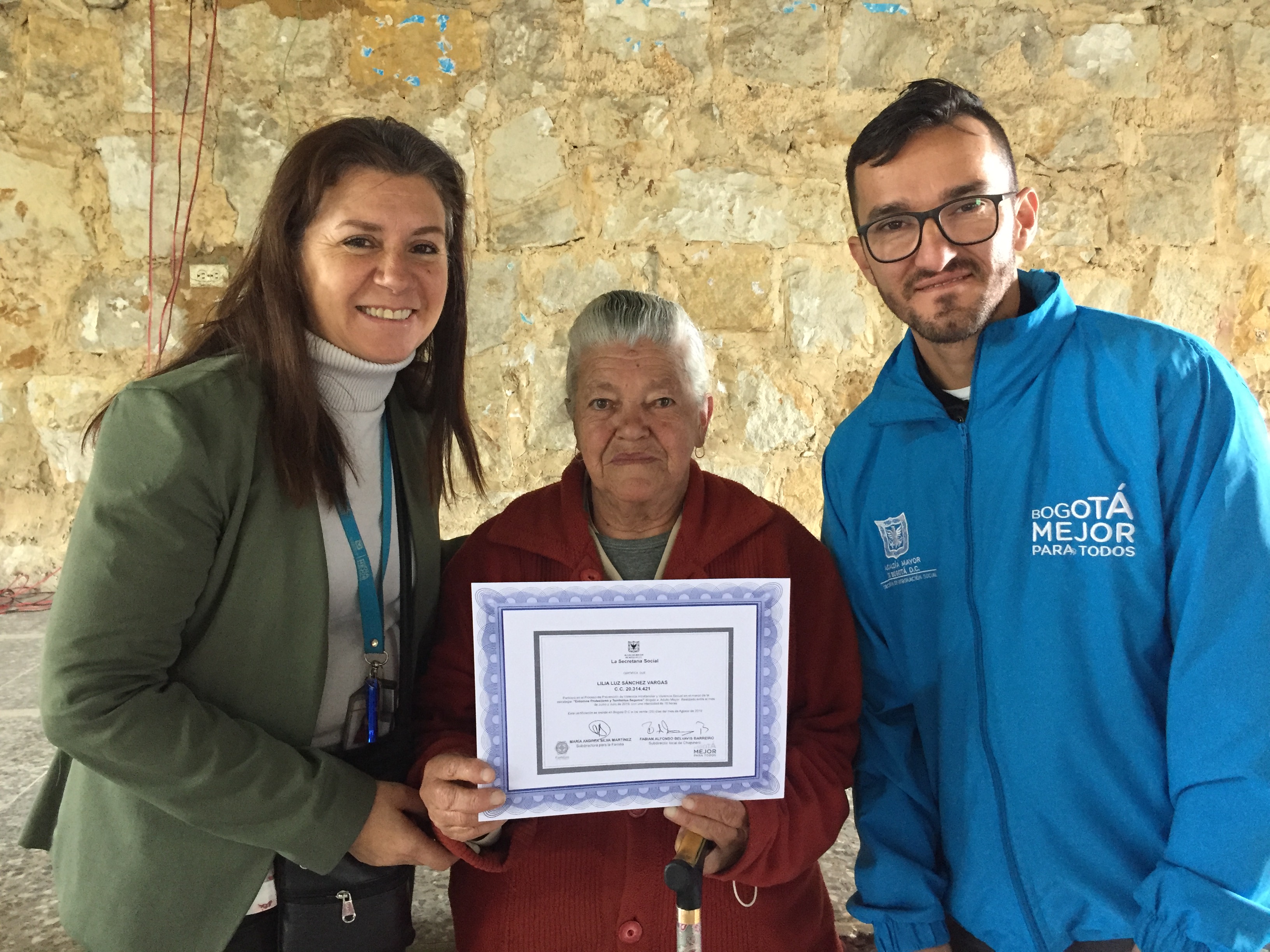 mujer mayor con diploma en la mano