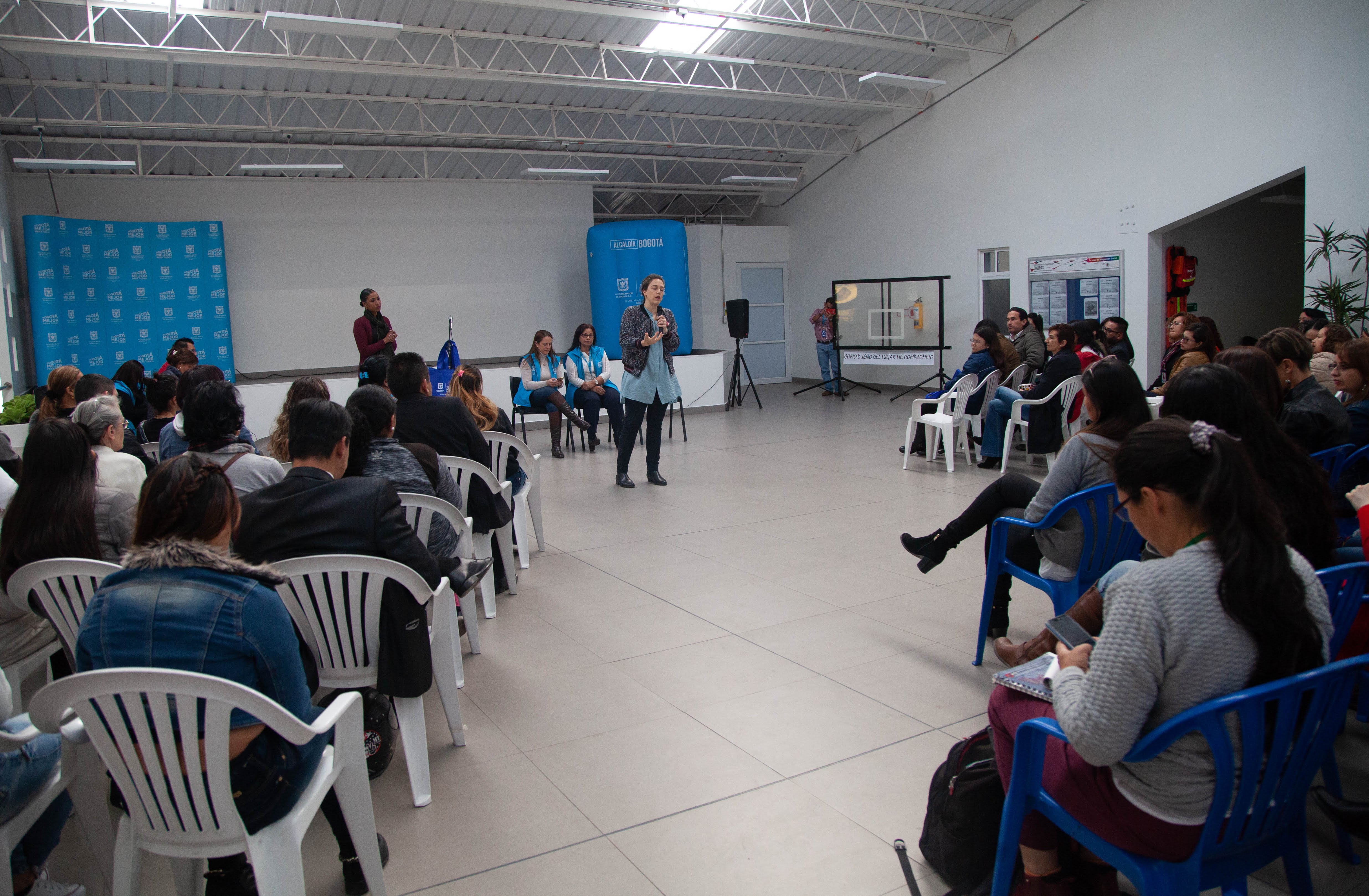 foto de secretaria hablando al publico