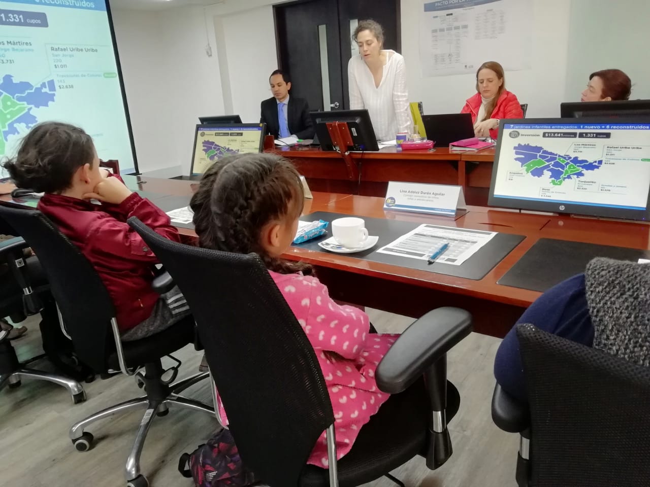 foto de secretaria con niñas