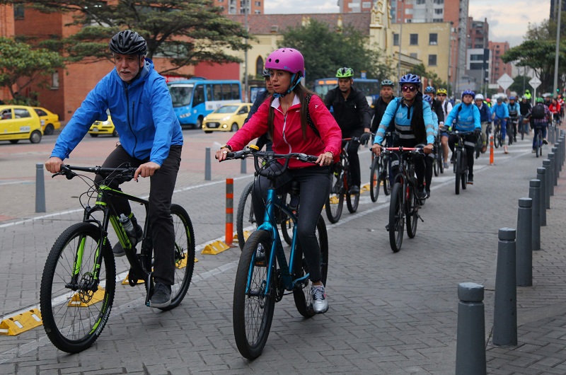 foto del alcalde montando bicicleta
