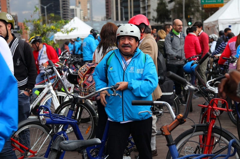 foto de funcionarios en bicicleta