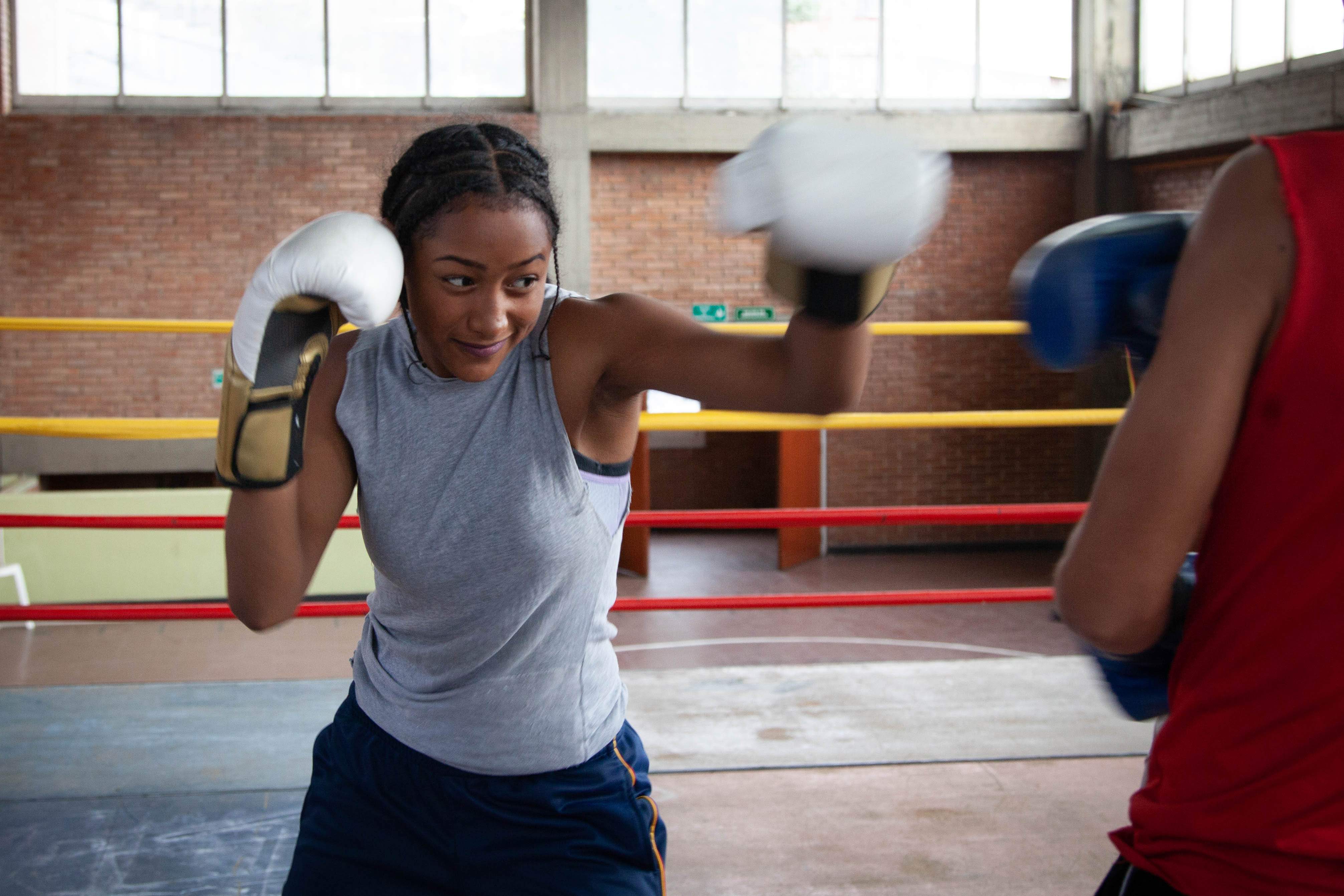 foto de mujer boxeadora entrenando