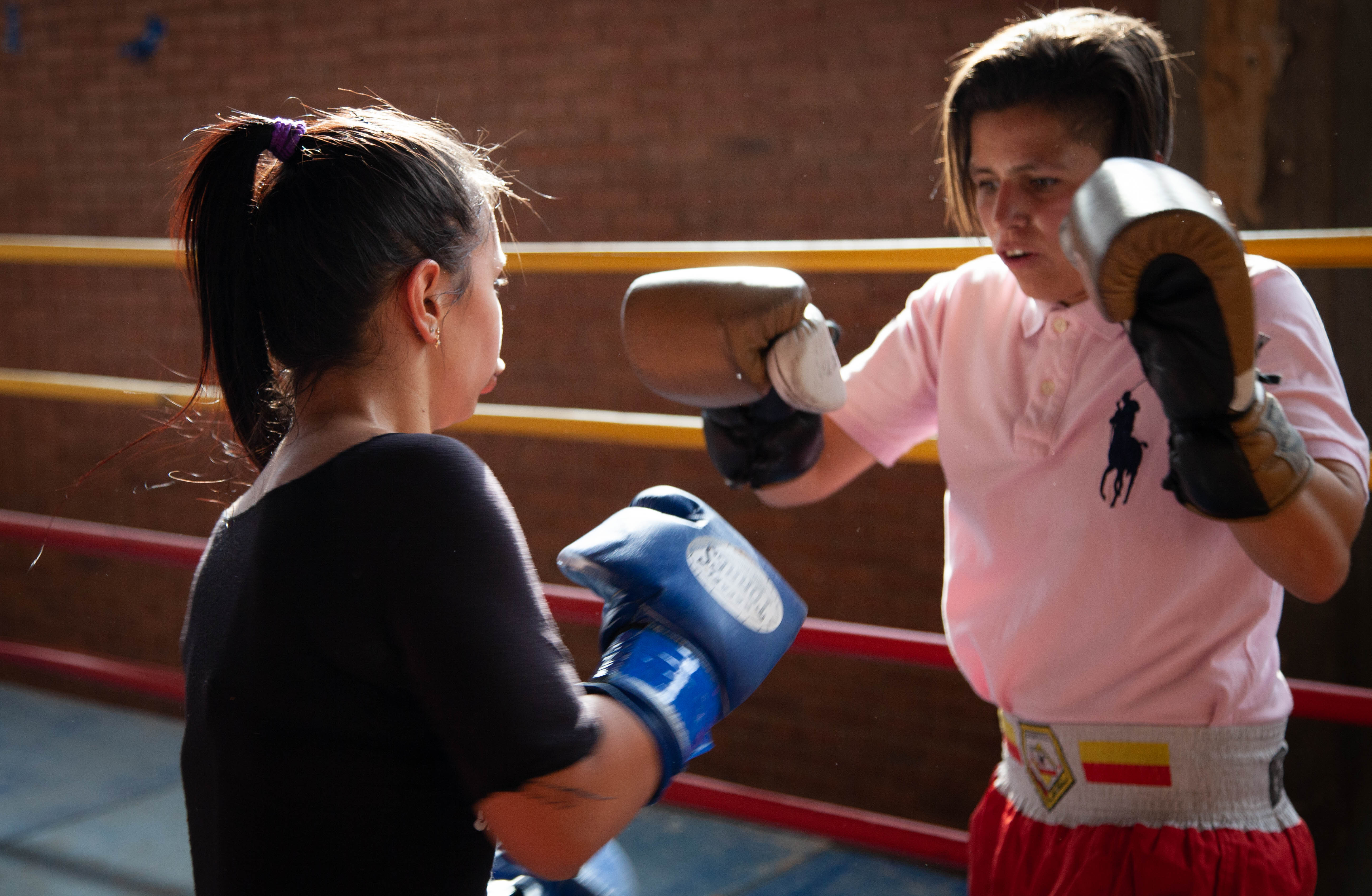 foto de boxeadoras entrenando
